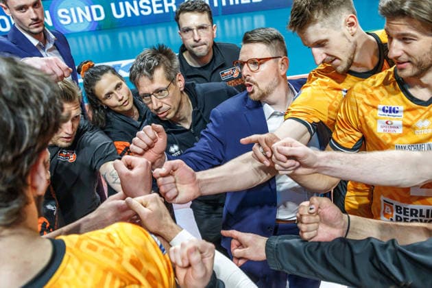 Volleyball, Männer: BR Volleys - VfB Friedrichshafen, Bundesliga. Trainer Markus Steuerwald (BR Volleys) feiert mit seiner Mannschaft den Sieg. BR Volleys -VfB Friedrichshafen