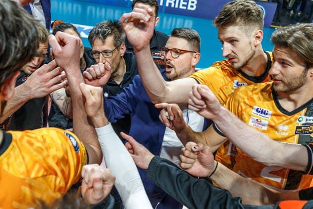 Volleyball, Männer: BR Volleys - VfB Friedrichshafen, Bundesliga. Trainer Markus Steuerwald (BR Volleys) feiert mit seiner Mannschaft den Sieg. BR Volleys -VfB Friedrichshafen