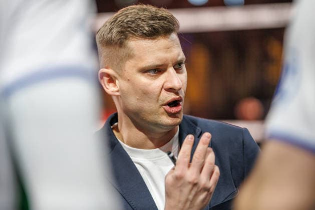 Volleyball, Männer: BR Volleys - VfB Friedrichshafen, Bundesliga. Trainer Adam Swaczyna (VfB Friedrichshafen) bespricht sich mit seinem Team. BR Volleys -VfB Friedrichshafen