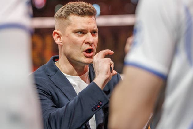 Volleyball, Männer: BR Volleys - VfB Friedrichshafen, Bundesliga. Trainer Adam Swaczyna (VfB Friedrichshafen) bespricht sich mit seinem Team. BR Volleys -VfB Friedrichshafen