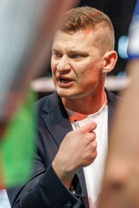 Volleyball, Männer: BR Volleys - VfB Friedrichshafen, Bundesliga. Trainer Adam Swaczyna (VfB Friedrichshafen) bespricht sich mit seinem Team. BR Volleys -VfB Friedrichshafen