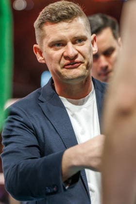 Volleyball, Männer: BR Volleys - VfB Friedrichshafen, Bundesliga. Trainer Adam Swaczyna (VfB Friedrichshafen) bespricht sich mit seinem Team. BR Volleys -VfB Friedrichshafen