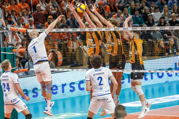 Volleyball, Männer: BR Volleys - VfB Friedrichshafen, Bundesliga. Vojin Cacic(VfB Friedrichshafen) spielt gegen den Block von Jake Hanes (BR Volleys) und Matthew Knigge (BR Volleys). BR Volleys -VfB Friedrichshafen