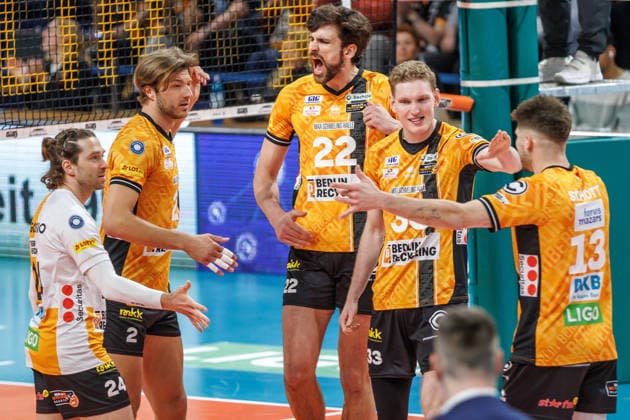 Volleyball, Männer: BR Volleys - VfB Friedrichshafen, Bundesliga. Die Mannschaft freut sich über den Sieg BR Volleys -VfB Friedrichshafen