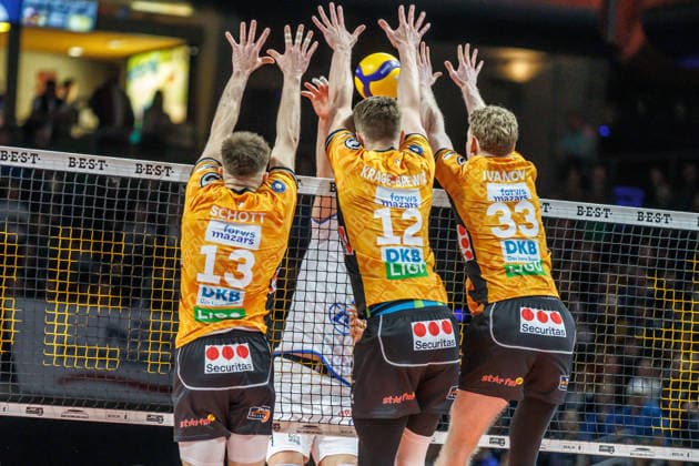 Volleyball, Männer: BR Volleys - VfB Friedrichshafen, Bundesliga. Ruben Schott (BR Volleys), Florian Krage (BR Volleys) und Fedor Ivanov (BR Volleys) bilden einen geschlossenen Block. BR Volleys -VfB Friedrichshafen