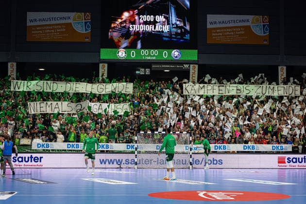 26.04.2026, xovx, Handball Daikin Handball Bundesliga, HSG Wetzlar - Bergischer HC Choreografie der Fans der HSG Wetzlar, die damit ihre Mannschaft im Abstiegskampf unterstützen Wetzlar Buderus-Arena Hessen Deutschland (DE)