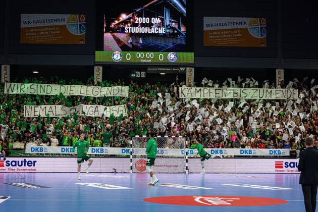 26.04.2026, xovx, Handball Daikin Handball Bundesliga, HSG Wetzlar - Bergischer HC Choreografie der Fans der HSG Wetzlar, die damit ihre Mannschaft im Abstiegskampf unterstützen Wetzlar Buderus-Arena Hessen Deutschland (DE)