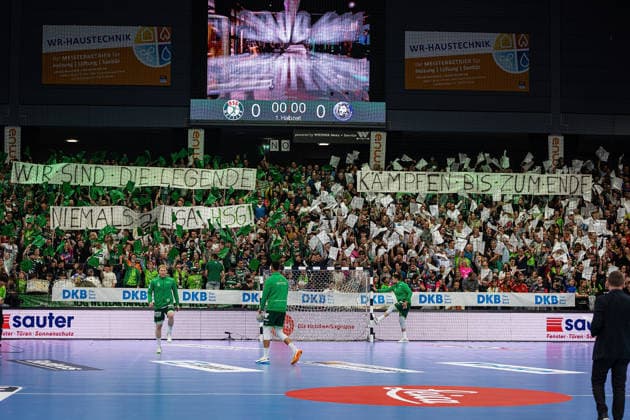 26.04.2026, xovx, Handball Daikin Handball Bundesliga, HSG Wetzlar - Bergischer HC Choreografie der Fans der HSG Wetzlar, die damit ihre Mannschaft im Abstiegskampf unterstützen Wetzlar Buderus-Arena Hessen Deutschland (DE)