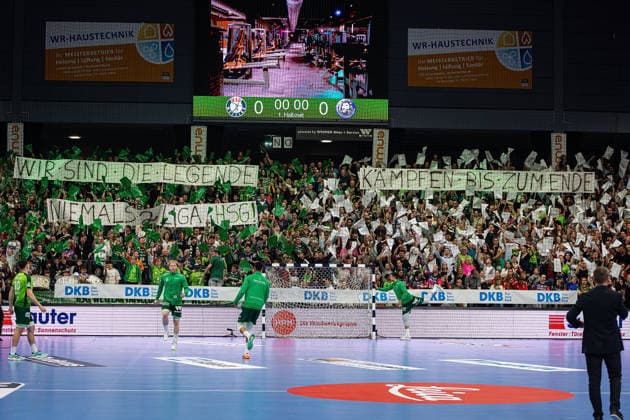 26.04.2026, xovx, Handball Daikin Handball Bundesliga, HSG Wetzlar - Bergischer HC Choreografie der Fans der HSG Wetzlar, die damit ihre Mannschaft im Abstiegskampf unterstützen Wetzlar Buderus-Arena Hessen Deutschland (DE)