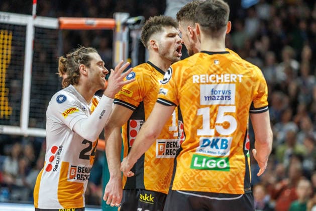Volleyball, Männer: BR Volleys - VfB Friedrichshafen, Bundesliga. Ruben Schott (BR Volleys) jubelt ueber den Punktgewinn. BR Volleys -VfB Friedrichshafen