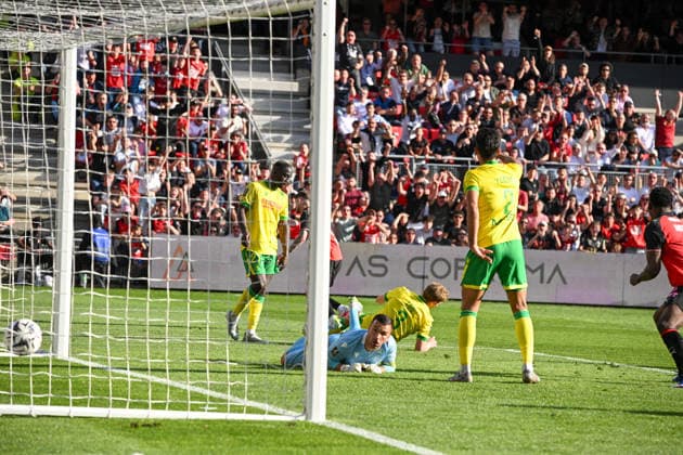 FOOTBALL : Stade Rennais vs FC Nantes - Ligue 1 - JournÃ e 31 - 26 04 2026 Anthony Lopes (FC Nantes) apres le but signalÃ hors jeu de Sebastian Szymanski (Stade Rennais FC) RennesFrance  Copyright: xEmilienxJousselinx