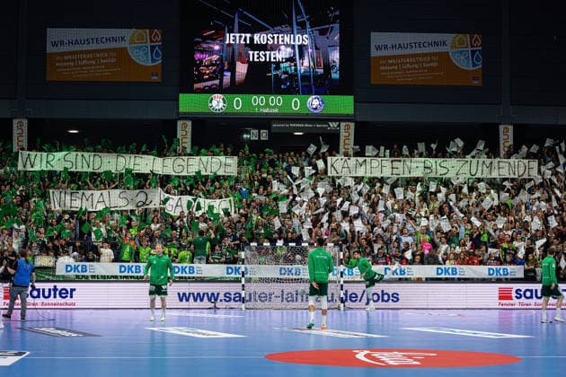 26.04.2026, xovx, Handball Daikin Handball Bundesliga, HSG Wetzlar - Bergischer HC Choreografie der Fans der HSG Wetzlar, die damit ihre Mannschaft im Abstiegskampf unterstützen Wetzlar Buderus-Arena Hessen Deutschland (DE)