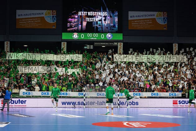 26.04.2026, xovx, Handball Daikin Handball Bundesliga, HSG Wetzlar - Bergischer HC Choreografie der Fans der HSG Wetzlar, die damit ihre Mannschaft im Abstiegskampf unterstützen Wetzlar Buderus-Arena Hessen Deutschland (DE)