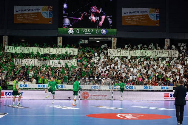 26.04.2026, xovx, Handball Daikin Handball Bundesliga, HSG Wetzlar - Bergischer HC Choreografie der Fans der HSG Wetzlar, die damit ihre Mannschaft im Abstiegskampf unterstützen Wetzlar Buderus-Arena Hessen Deutschland (DE)