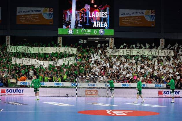 26.04.2026, xovx, Handball Daikin Handball Bundesliga, HSG Wetzlar - Bergischer HC Choreografie der Fans der HSG Wetzlar, die damit ihre Mannschaft im Abstiegskampf unterstützen Wetzlar Buderus-Arena Hessen Deutschland (DE)