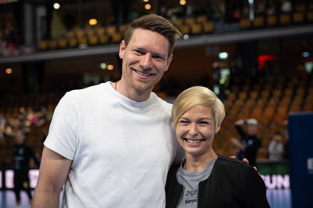 26.04.2026, xovx, Handball Daikin Handball Bundesliga, HSG Wetzlar - Bergischer HC v.l. Dyn Co-Kommentator Tobias Reichmann und Dyn-Kommentatorin Anett Sattler Wetzlar Buderus-Arena Hessen Deutschland (DE)