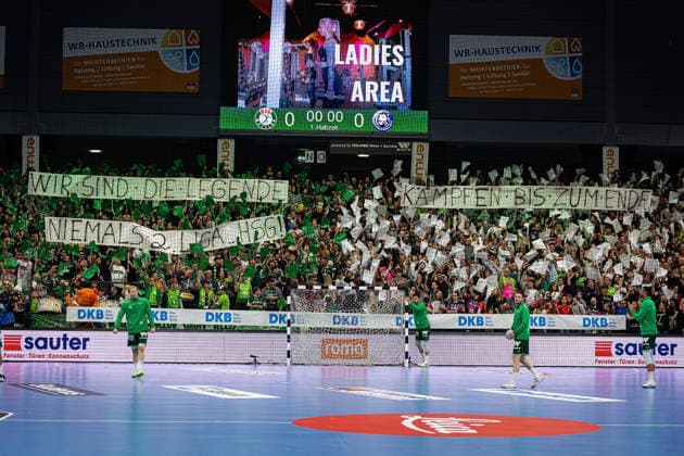 26.04.2026, xovx, Handball Daikin Handball Bundesliga, HSG Wetzlar - Bergischer HC Choreografie der Fans der HSG Wetzlar, die damit ihre Mannschaft im Abstiegskampf unterstützen Wetzlar Buderus-Arena Hessen Deutschland (DE)