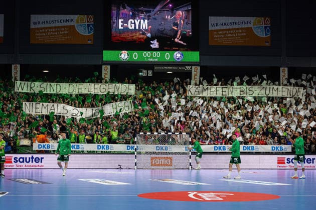 26.04.2026, xovx, Handball Daikin Handball Bundesliga, HSG Wetzlar - Bergischer HC Choreografie der Fans der HSG Wetzlar, die damit ihre Mannschaft im Abstiegskampf unterstützen Wetzlar Buderus-Arena Hessen Deutschland (DE)