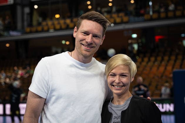 26.04.2026, xovx, Handball Daikin Handball Bundesliga, HSG Wetzlar - Bergischer HC v.l. Dyn Co-Kommentator Tobias Reichmann und Dyn-Kommentatorin Anett Sattler Wetzlar Buderus-Arena Hessen Deutschland (DE)