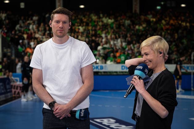 26.04.2026, xovx, Handball Daikin Handball Bundesliga, HSG Wetzlar - Bergischer HC v.l. Dyn Co-Kommentator Tobias Reichmann und Dyn-Kommentatorin Anett Sattler Wetzlar Buderus-Arena Hessen Deutschland (DE)
