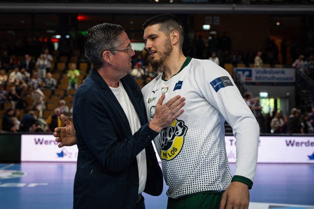 26.04.2026, xovx, Handball Daikin Handball Bundesliga, HSG Wetzlar - Bergischer HC v.l. Geschäftsführer Björn Seipp (HSG Wetzlar) ehrt Stefan Cavor (HSG Wetzlar) für sein 1000. Tor in der Bundesliga für die HSG Wetzlar. Wetzlar Buderus-Arena Hessen Deutschland (DE)