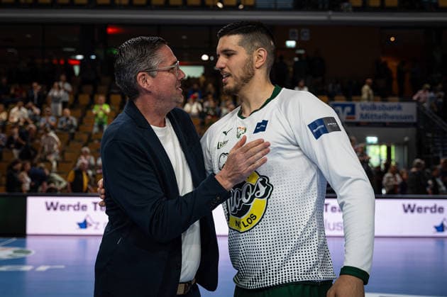 26.04.2026, xovx, Handball Daikin Handball Bundesliga, HSG Wetzlar - Bergischer HC v.l. Geschäftsführer Björn Seipp (HSG Wetzlar) ehrt Stefan Cavor (HSG Wetzlar) für sein 1000. Tor in der Bundesliga für die HSG Wetzlar. Wetzlar Buderus-Arena Hessen Deutschland (DE)