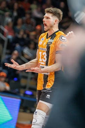 Volleyball, Männer: BR Volleys - VfB Friedrichshafen, Bundesliga. Ruben Schott (BR Volleys) freut sich über den Punkt. BR Volleys -VfB Friedrichshafen
