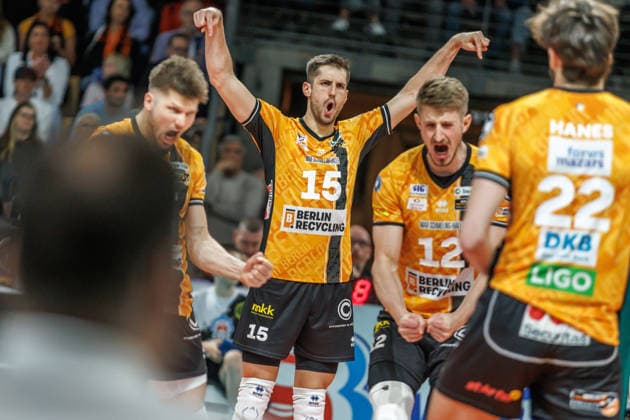Volleyball, Männer: BR Volleys - VfB Friedrichshafen, Bundesliga. Moritz Reichert (BR Volleys) freut sich über den Punkt. BR Volleys -VfB Friedrichshafen