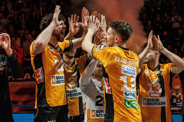 Volleyball, Männer: BR Volleys - VfB Friedrichshafen, Bundesliga. Jake Hanes (BR Volleys) klatscht mit Florian Krage (BR Volleys) ab. BR Volleys -VfB Friedrichshafen