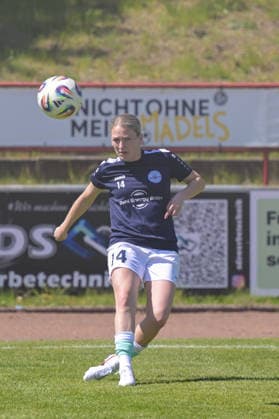 26.04.2026, Fußball, 2. Frauen-Bundesliga, 2025 2026, 23. Spieltag, SG 99 Andernach - VfL Wolfsburg II Sarah Krumscheid (14 Andernach) spielt den Ball während des Aufwärmens in den Strafraum. Andernach Stadion Rheinland-Pfalz Deutschland