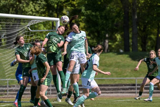 26.04.2026, Fußball, 2. Frauen-Bundesliga, 2025 2026, 23. Spieltag, SG 99 Andernach - VfL Wolfsburg II Karla Brinkmann (Wolfsburg) und Magdalena Schumacher (23 Andernach) gehen zum Kopfball. Andernach Stadion Rheinland-Pfalz Deutschland