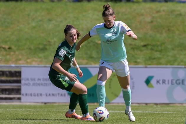 26.04.2026, Fußball, 2. Frauen-Bundesliga, 2025 2026, 23. Spieltag, SG 99 Andernach - VfL Wolfsburg II Carolin Schraa (7 Andernach) mit dem Ball am Fuß. Joelle Steiner (Wolfsburg) kommt zu später. Andernach Stadion Rheinland-Pfalz Deutschland
