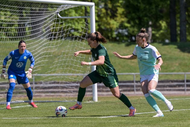 26.04.2026, Fußball, 2. Frauen-Bundesliga, 2025 2026, 23. Spieltag, SG 99 Andernach - VfL Wolfsburg II Joelle Steiner (Wolfsburg) rettet den Ball vor Stürmerin Carolin Schraa (Andernach). Andernach Stadion Rheinland-Pfalz Deutschland