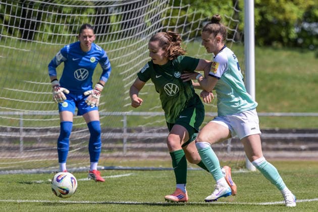 26.04.2026, Fußball, 2. Frauen-Bundesliga, 2025 2026, 23. Spieltag, SG 99 Andernach - VfL Wolfsburg II Joelle Steiner (Wolfsburg) und Carolin Schraa (Andernach) im Zweikampf. Andernach Stadion Rheinland-Pfalz Deutschland