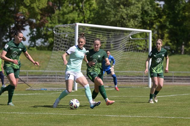 26.04.2026, Fußball, 2. Frauen-Bundesliga, 2025 2026, 23. Spieltag, SG 99 Andernach - VfL Wolfsburg II Carolin Schraa (7 Andernach) und Joelle Steiner (Wolfsburg) im Zweikampf. Andernach Stadion Rheinland-Pfalz Deutschland