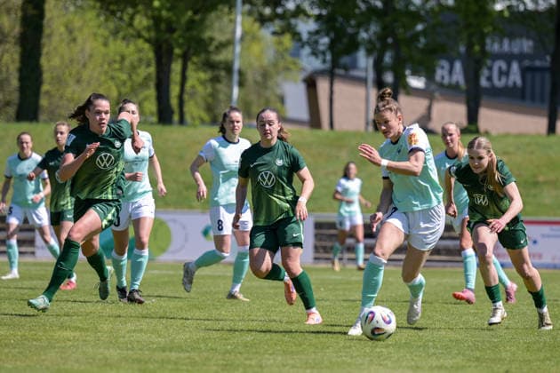 26.04.2026, Fußball, 2. Frauen-Bundesliga, 2025 2026, 23. Spieltag, SG 99 Andernach - VfL Wolfsburg II Carolin Schraa (Andernach) erobert den Ball und wird von drei Wolfsburgerinnen verfolgt. Andernach Stadion Rheinland-Pfalz Deutschland