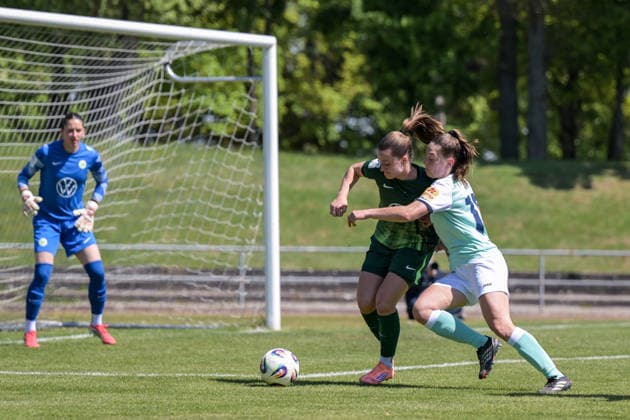 26.04.2026, Fußball, 2. Frauen-Bundesliga, 2025 2026, 23. Spieltag, SG 99 Andernach - VfL Wolfsburg II Joelle Steiner (Wolfsburg) und Leonie Krump (Andernach) im Zweikampf. Andernach Stadion Rheinland-Pfalz Deutschland