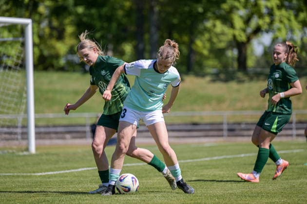 26.04.2026, Fußball, 2. Frauen-Bundesliga, 2025 2026, 23. Spieltag, SG 99 Andernach - VfL Wolfsburg II Anna Schittek (Wolfsburg) und Marlene Ganßer (Andernach) im Zweikampf. Andernach Stadion Rheinland-Pfalz Deutschland