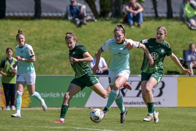 26.04.2026, Fußball, 2. Frauen-Bundesliga, 2025 2026, 23. Spieltag, SG 99 Andernach - VfL Wolfsburg II Leonie Krump (Andernach) setzt sich gegen Antonia Wagner (Wolfsburg, rechts) und Elena Gößler (Wolfsburg, links) durch. Andernach Stadion Rheinland-Pfalz Deutschland