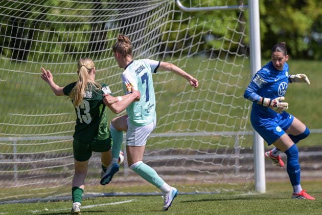 26.04.2026, Fußball, 2. Frauen-Bundesliga, 2025 2026, 23. Spieltag, SG 99 Andernach - VfL Wolfsburg II Nachdem eine Ecke über Torhüterin Christina Schönwetter (Wolfsburg) flog, konnte Antonia Wagner (13 Wolfsburg) gerade noch vor Carolin Schraa (7 Andernach) retten. Andernach Stadion Rheinland-Pfalz Deutschland