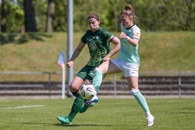 26.04.2026, Fußball, 2. Frauen-Bundesliga, 2025 2026, 23. Spieltag, SG 99 Andernach - VfL Wolfsburg II Maria Agathe Jonietz (Wolfsburg) im Zweikampf mit Carolin Schraa (7 Andernach). Andernach Stadion Rheinland-Pfalz Deutschland