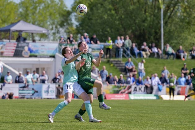 26.04.2026, Fußball, 2. Frauen-Bundesliga, 2025 2026, 23. Spieltag, SG 99 Andernach - VfL Wolfsburg II Vanessa Zilligen (15 Andernach) gegen Celine Schenk (Wolfsburg) im Zweikampf. Andernach Stadion Rheinland-Pfalz Deutschland