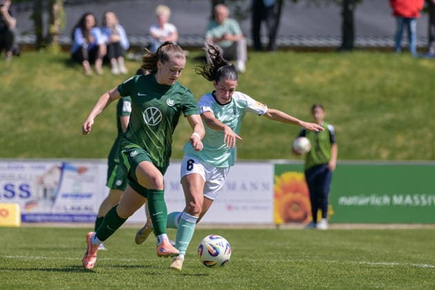 26.04.2026, Fußball, 2. Frauen-Bundesliga, 2025 2026, 23. Spieltag, SG 99 Andernach - VfL Wolfsburg II Joelle Steiner (Wolfsburg) im Zweikampf mit Lisa Kossmann (6 Andernach). Andernach Stadion Rheinland-Pfalz Deutschland