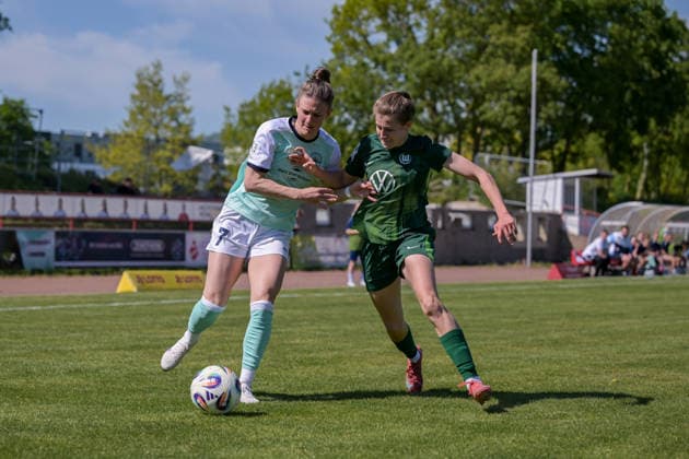 26.04.2026, Fußball, 2. Frauen-Bundesliga, 2025 2026, 23. Spieltag, SG 99 Andernach - VfL Wolfsburg II Carolin Schraa (7 Andernach) und Elena Gößler (Wolfsburg) im Zweikampf. Andernach Stadion Rheinland-Pfalz Deutschland
