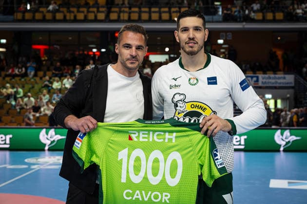 26.04.2026, xovx, Handball Daikin Handball Bundesliga, HSG Wetzlar - Bergischer HC v.l. Sportdirektor Michael Allendorf (HSG Wetzlar) ehrt Stefan Cavor (HSG Wetzlar) für sein 1000. Tor in der Bundesliga für die HSG Wetzlar. Wetzlar Buderus-Arena Hessen Deutschland (DE)