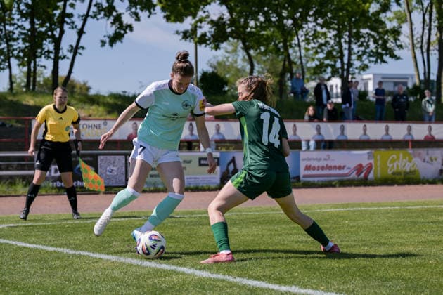 26.04.2026, Fußball, 2. Frauen-Bundesliga, 2025 2026, 23. Spieltag, SG 99 Andernach - VfL Wolfsburg II Carolin Schraa (7 Andernach) und Elena Gößler (Wolfsburg) im Zweikampf. Andernach Stadion Rheinland-Pfalz Deutschland