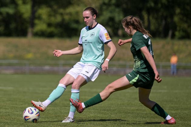 26.04.2026, Fußball, 2. Frauen-Bundesliga, 2025 2026, 23. Spieltag, SG 99 Andernach - VfL Wolfsburg II Vanessa Zilligen (Andernach) spielt den Ball vor Elena Gößler (Wolfsburg). Andernach Stadion Rheinland-Pfalz Deutschland