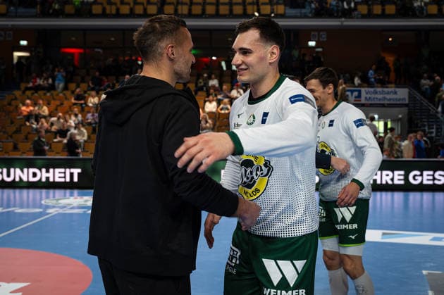 26.04.2026, xovx, Handball Daikin Handball Bundesliga, HSG Wetzlar - Bergischer HC Glückwünsche der Verantwortlichen der HSG Wetzlar für gleich drei Spieler, die in den letzten Wochen Väter jeweils einer kleinen Tochter geworden sind, v.l. gratuliert Sportdirektor Michael Allendorf (HSG Wetzlar) Josip Simic (HSG Wetzlar) zur Geburt seiner Tochter. Wetzlar Buderus-Arena Hessen Deutschland (DE)