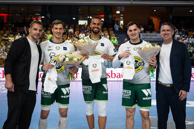 26.04.2026, xovx, Handball Daikin Handball Bundesliga, HSG Wetzlar - Bergischer HC Glückwünsche der Verantwortlichen der HSG Wetzlar für gleich drei Spieler, die in den letzten Wochen Väter jeweils einer kleinen Tochter geworden sind, v.l. Sportdirektor Michael Allendorf (HSG Wetzlar), Jona Schoch (HSG Wetzlar), Philipp Ahouansou (HSG Wetzlar), Josip Simic (HSG Wetzlar) und Geschäftsführer Björn Seipp (HSG Wetzlar) Wetzlar Buderus-Arena Hessen Deutschland (DE)