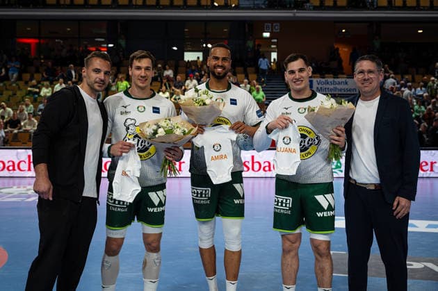 26.04.2026, xovx, Handball Daikin Handball Bundesliga, HSG Wetzlar - Bergischer HC Glückwünsche der Verantwortlichen der HSG Wetzlar für gleich drei Spieler, die in den letzten Wochen Väter jeweils einer kleinen Tochter geworden sind, v.l. Sportdirektor Michael Allendorf (HSG Wetzlar), Jona Schoch (HSG Wetzlar), Philipp Ahouansou (HSG Wetzlar), Josip Simic (HSG Wetzlar) und Geschäftsführer Björn Seipp (HSG Wetzlar) Wetzlar Buderus-Arena Hessen Deutschland (DE)